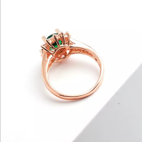 18 Carat Gold Plated Green Diamond Imitation Ring - Picture 4 of 6